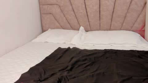 Snapshot of leahaltomm chatting on 10/29/25, 10:33 leahaltomm online show from 10/29/25, 10:33