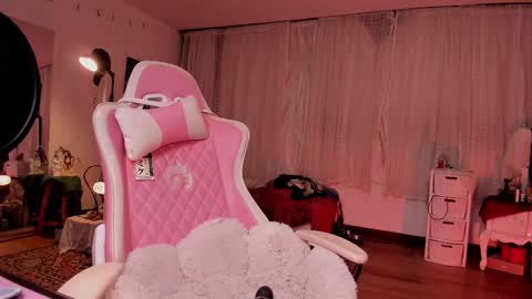 Snapshot of leamelie chatting on 03/12/25, 06:40 Amelia Black OF AMELIABLACK666 I lost all my thumbs up help me to get 80 online show from 03/12/25, 06:40