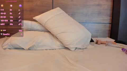 Snapshot of leamonroe__ chatting on 12/13/24, 07:32 Hey Im Lea online show from 12/13/24, 07:32