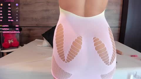 Snapshot of leamonroe__ chatting on 12/28/24, 04:30 Hey Im Lea online show from 12/28/24, 04:30