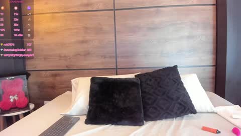 Snapshot of leamonroe__ chatting on 01/03/25, 04:16 Hey Im Lea online show from 01/03/25, 04:16