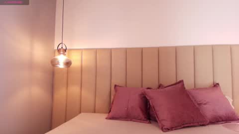 Snapshot of leamonroe__ chatting on 01/28/25, 10:45 Hey Im Lea online show from 01/28/25, 10:45