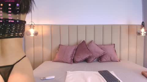 Snapshot of leamonroe__ chatting on 02/08/25, 10:50 Hey Im Lea online show from 02/08/25, 10:50