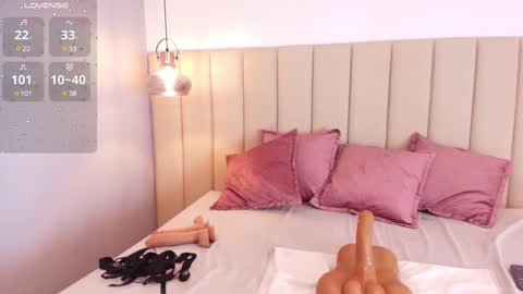 Snapshot of leamonroe__ chatting on 02/20/25, 01:51 Hey Im Lea online show from 02/20/25, 01:51