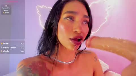 Snapshot of leamonroe__ chatting on 02/24/25, 07:41 Hey Im Lea online show from 02/24/25, 07:41