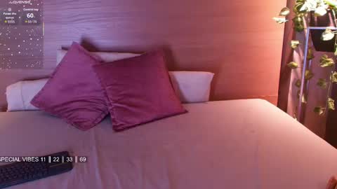 Snapshot of leamonroe__ chatting on 09/18/25, 10:23 Hey Im Lea online show from 09/18/25, 10:23