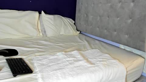 Snapshot of leamonroe__ chatting on 10/09/25, 06:17 Hey Im Lea online show from 10/09/25, 06:17