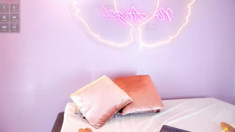 Snapshot of leamonroe__ chatting on 11/13/25, 10:19 Hey Im Lea online show from 11/13/25, 10:19