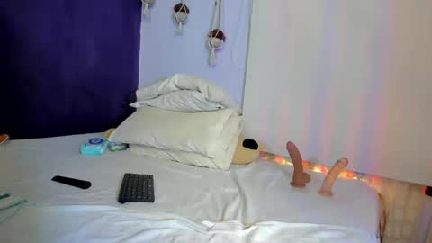 Snapshot of leamonroe__ chatting on 05/13/26, 04:26 Hey Im Lea online show from 05/13/26, 04:26