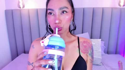 Snapshot of leamonroe__ chatting on 05/22/26, 10:04 Hey Im Lea online show from 05/22/26, 10:04