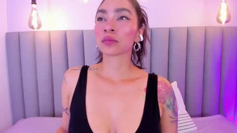 Snapshot of leamonroe__ chatting on 05/28/26, 10:18 Hey Im Lea online show from 05/28/26, 10:18
