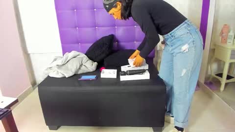 leamoreau__ online show from 11/14/25, 11:31