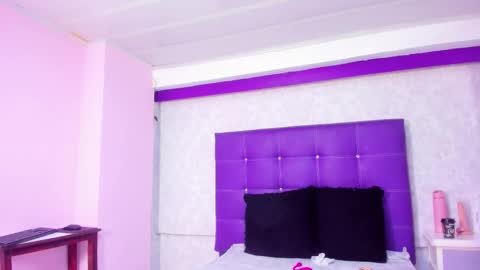 leamoreau__ online show from 11/25/25, 11:43