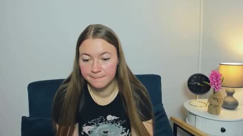 Snapshot of leaslim chatting on 10/16/25, 03:46 Lea online show from 10/16/25, 03:46