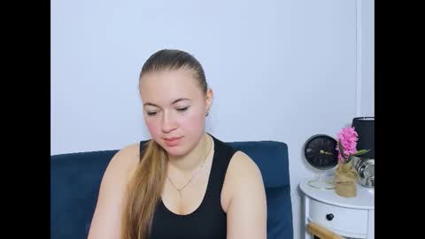 Snapshot of leaslim chatting on 10/21/25, 04:08 Lea online show from 10/21/25, 04:08