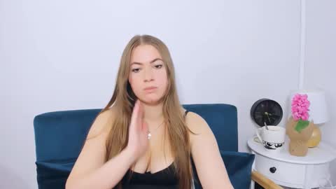 Snapshot of leaslim chatting on 11/07/25, 02:17 Lea online show from 11/07/25, 02:17