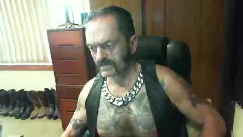Snapshot of leathergreaser chatting on 12/31/24, 10:23 leathergreaser online show from 12/31/24, 10:23
