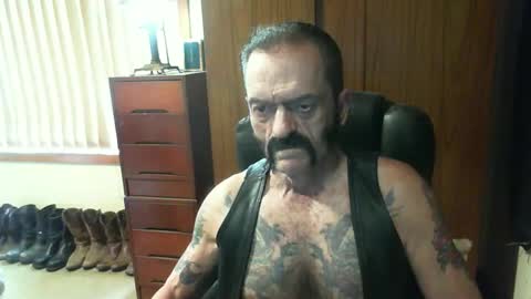 Snapshot of leathergreaser chatting on 01/02/25, 04:52 leathergreaser online show from 01/02/25, 04:52