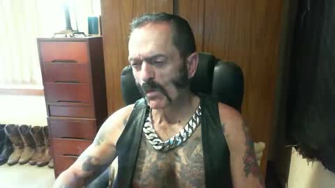 Snapshot of leathergreaser chatting on 01/09/25, 02:01 leathergreaser online show from 01/09/25, 02:01