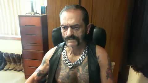 Snapshot of leathergreaser chatting on 01/30/25, 01:55 leathergreaser online show from 01/30/25, 01:55