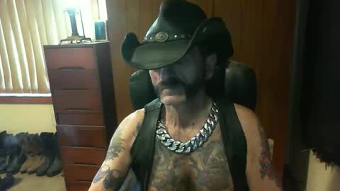 Snapshot of leathergreaser chatting on 10/20/25, 08:42 leathergreaser online show from 10/20/25, 08:42