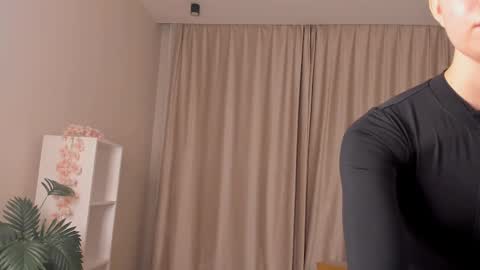 Snapshot of leecapella chatting on 10/27/25, 04:22 Lina online show from 10/27/25, 04:22