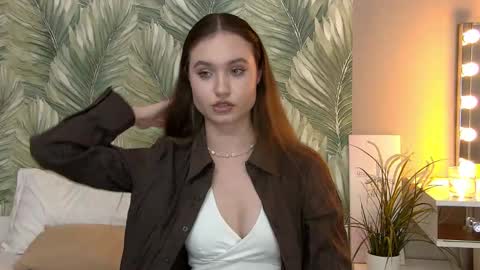 Snapshot of leelasmit chatting on 10/18/25, 03:35 Leela online show from 10/18/25, 03:35