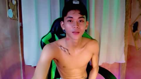 leemoreno18 online show from 10/24/25, 10:11