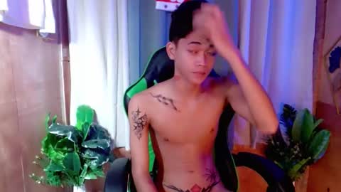 leemoreno18 online show from 10/28/25, 05:37