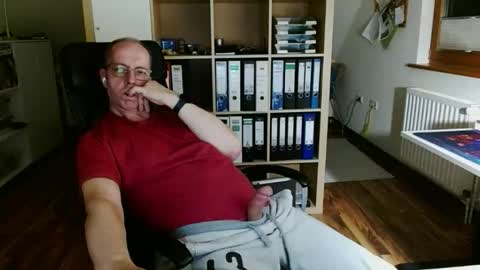 Snapshot of lefti27 chatting on 04/06/26, 10:11 Dave online show from 04/06/26, 10:11