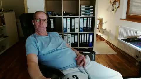 Snapshot of lefti27 chatting on 04/10/26, 10:58 Dave online show from 04/10/26, 10:58
