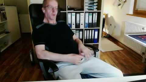 Snapshot of lefti27 chatting on 04/24/26, 10:34 Dave online show from 04/24/26, 10:34