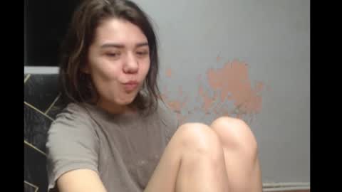 Snapshot of legenda_liya chatting on 12/18/25, 09:43 Liya online show from 12/18/25, 09:43