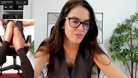 Snapshot of legswattitude chatting on 01/28/25, 10:45 Elle  online show from 01/28/25, 10:45