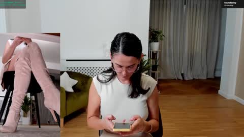 Snapshot of legswattitude chatting on 09/27/25, 03:06 Elle  online show from 09/27/25, 03:06