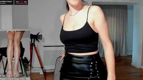 Snapshot of legswattitude chatting on 04/25/26, 04:48 Elle online show from 04/25/26, 04:48