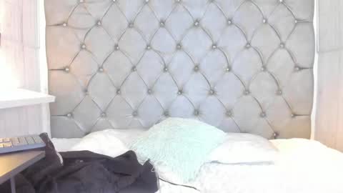 LEIGH ANGELS online show from 01/03/25, 09:47