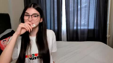 Snapshot of leila_4ever chatting on 04/21/26, 08:09 Leila online show from 04/21/26, 08:09