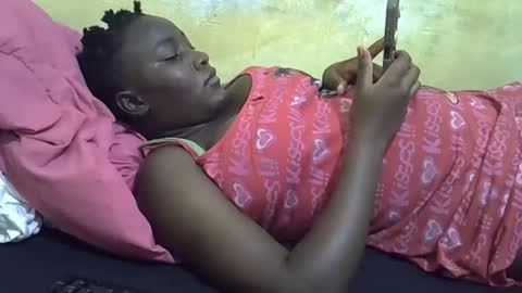 Snapshot of leilah_cute19 chatting on 04/25/26, 06:16 leilah_cute19 online show from 04/25/26, 06:16