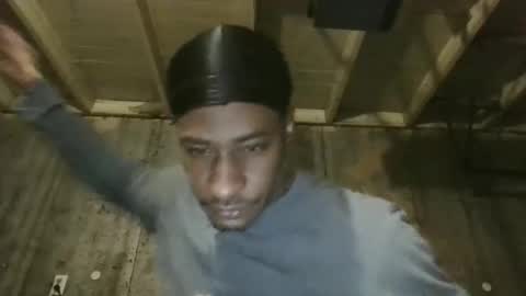 Snapshot of leo199984 chatting on 12/16/25, 03:33 leo199984 online show from 12/16/25, 03:33