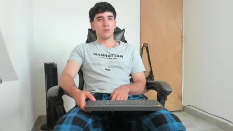 Snapshot of leo_jones389 chatting on 05/07/26, 06:35 Leo Jones online show from 05/07/26, 06:35