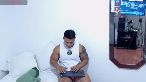 Snapshot of leo_muscleboy chatting on 11/01/25, 12:56 Leo online show from 11/01/25, 12:56