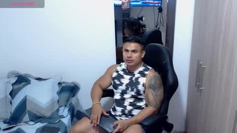 Snapshot of leo_muscleboy chatting on 11/19/25, 12:54 Leo online show from 11/19/25, 12:54