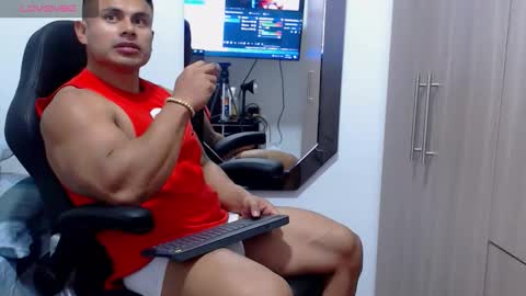 Snapshot of leo_muscleboy chatting on 11/21/25, 11:36 Leo online show from 11/21/25, 11:36