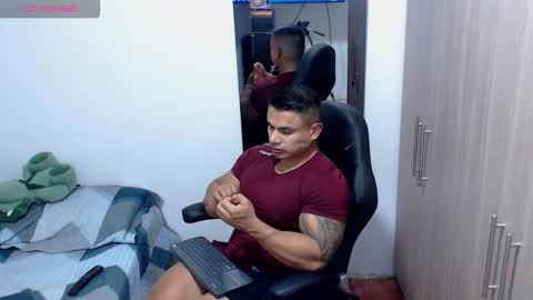 Snapshot of leo_muscleboy chatting on 11/29/25, 12:13 Leo online show from 11/29/25, 12:13