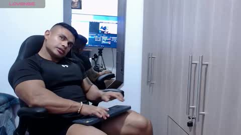 Snapshot of leo_muscleboy chatting on 12/04/25, 11:24 Leo online show from 12/04/25, 11:24