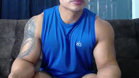 Snapshot of leo_muscleboy chatting on 12/19/25, 10:28 Leo online show from 12/19/25, 10:28