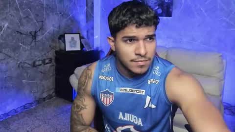 Snapshot of leo_taro chatting on 11/26/25, 02:12 Leo independent model online show from 11/26/25, 02:12