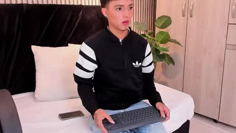 leohard_ online show from 01/17/26, 11:48