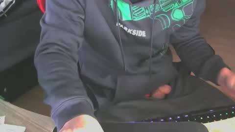 Snapshot of leon_97 chatting on 10/15/25, 08:25 Lele 97 online show from 10/15/25, 08:25